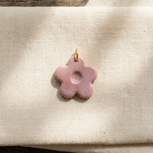 Colgante de Cerámica Artesanal · Flor Rosa